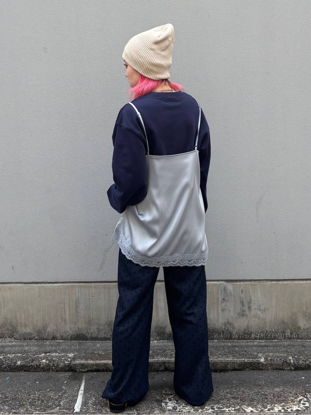 ブルー系のスラックス、ブルー系のキャミソール、ブルー系のスウェットを着用したレディースの春コーディネートの2枚目の写真