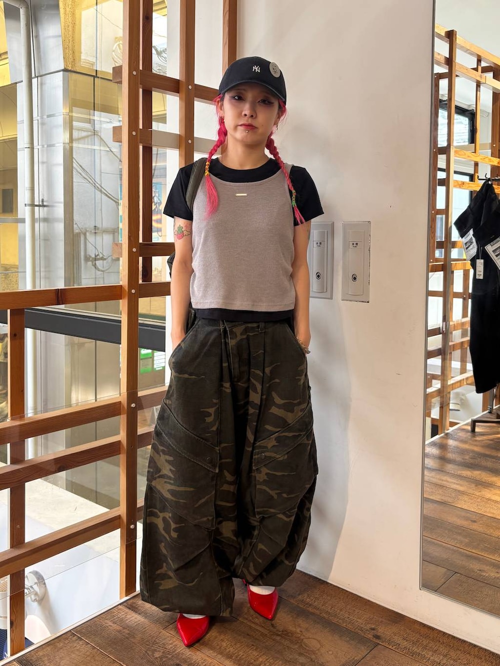 レッド系のパンプス、グリーン系のその他パンツ、ブルー系のTシャツ/カットソーを着用したレディースの夏コーディネートの2枚目の写真