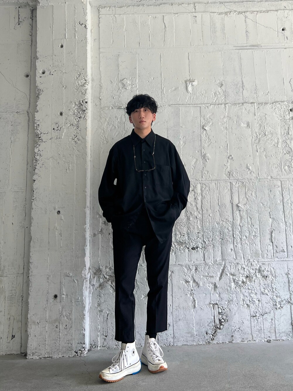 ブラック系のスラックス、ホワイト系のスニーカー、ブラック系のシャツ/ブラウスを着用したメンズの秋コーディネートの2枚目の写真