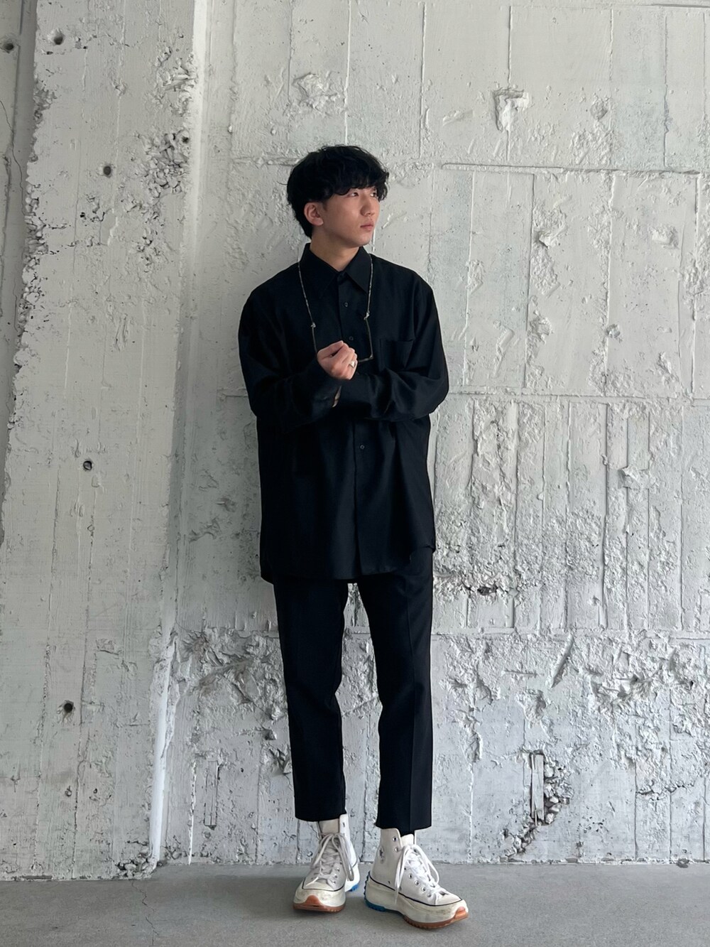 ブラック系のスラックス、ホワイト系のスニーカー、ブラック系のシャツ/ブラウスを着用したメンズの秋コーディネートの3枚目の写真