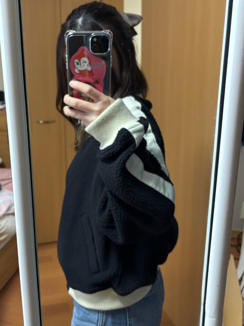 ブラック系のその他アウター、ブルー系のデニムパンツを着用したレディースの冬コーディネートの2枚目の写真