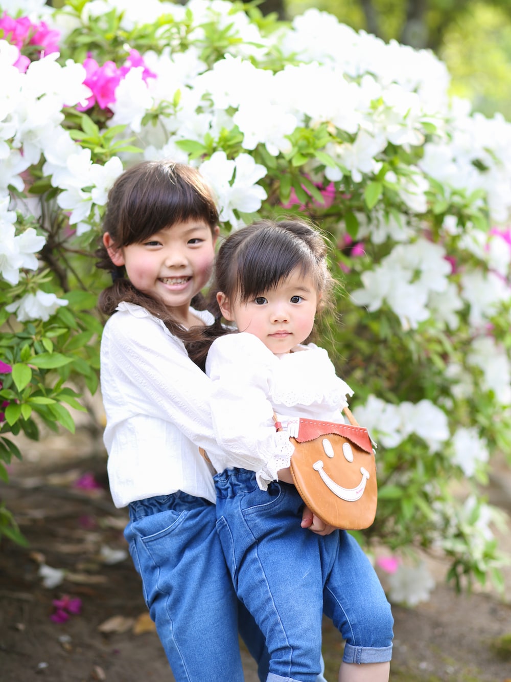 ブルー系のワンピース、ブラウン系のランドセルを着用したキッズの春コーディネートの5枚目の写真