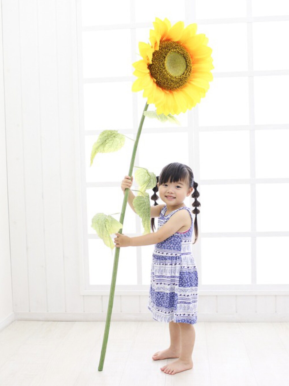 ブルー系のワンピースを着用したキッズの春コーディネートの4枚目の写真