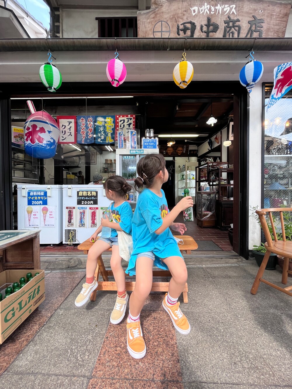 ブルー系のチュニック、ブルー系のチュニック、オレンジ系のスニーカーを着用したキッズの春コーディネートの3枚目の写真