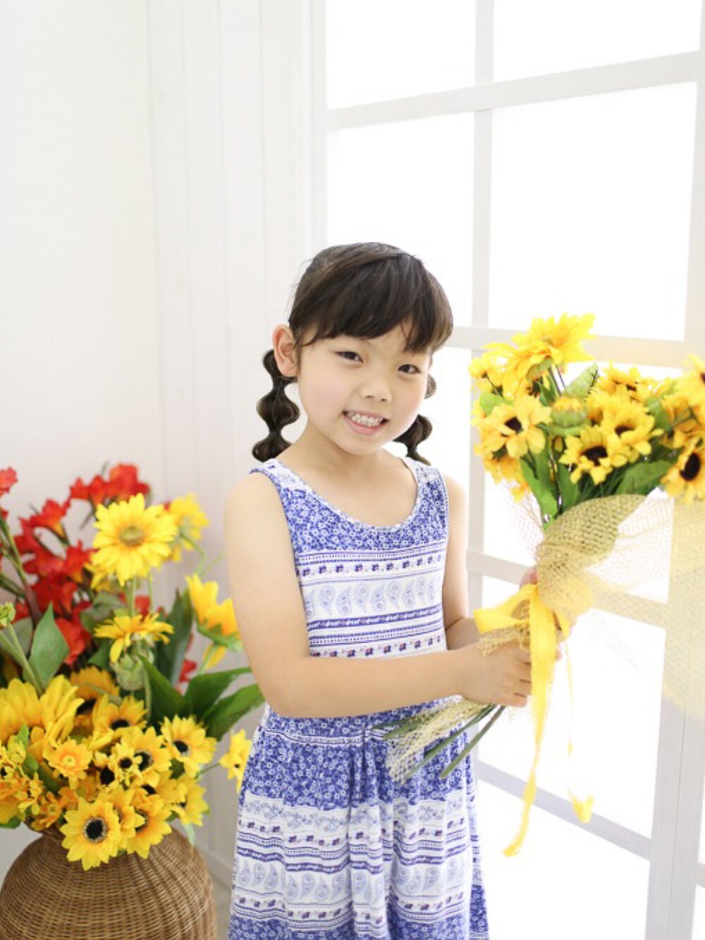ブルー系のワンピースを着用したキッズの春コーディネートの2枚目の写真