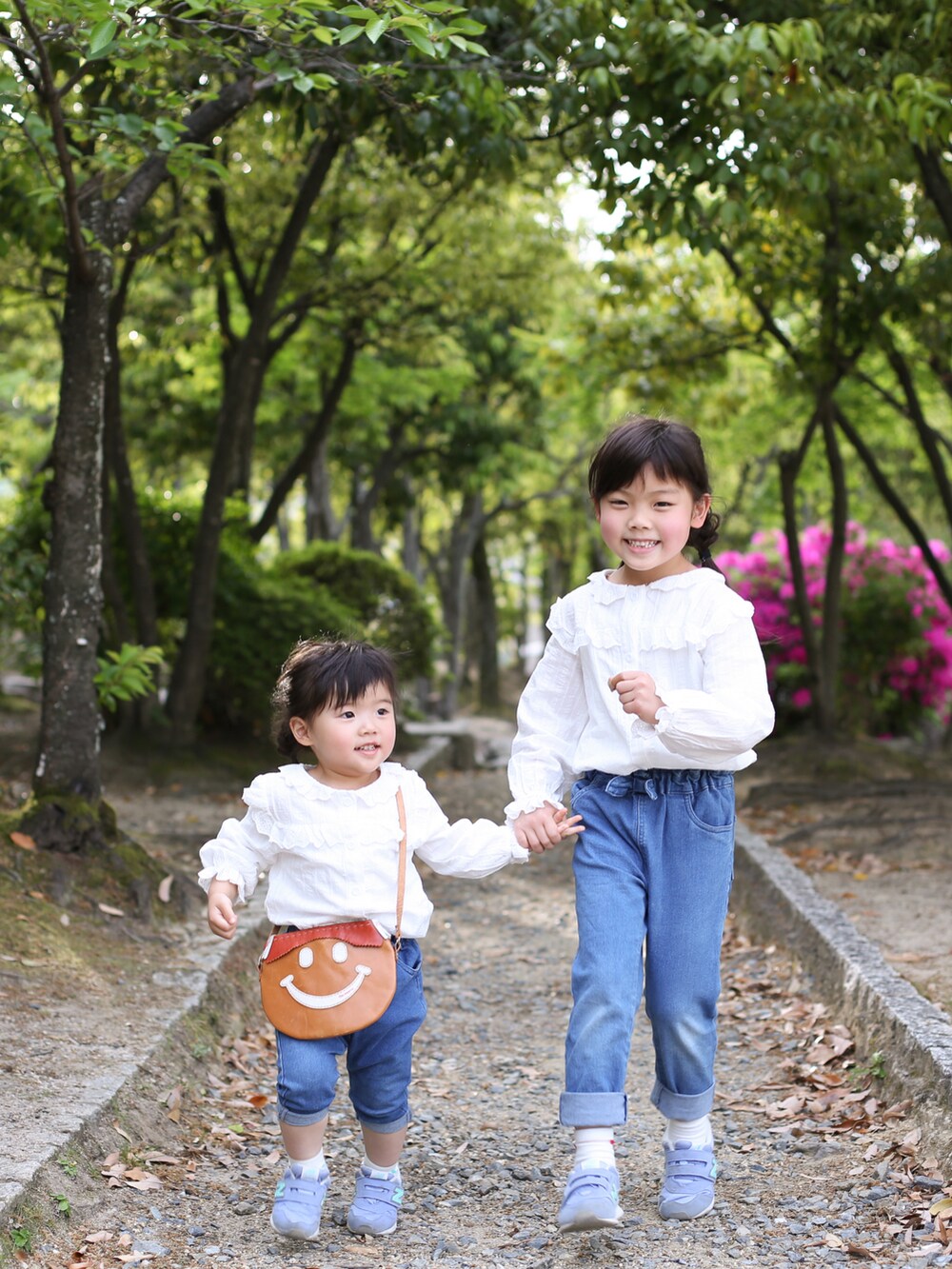 ブルー系のワンピース、ブラウン系のランドセルを着用したキッズの春コーディネートの4枚目の写真