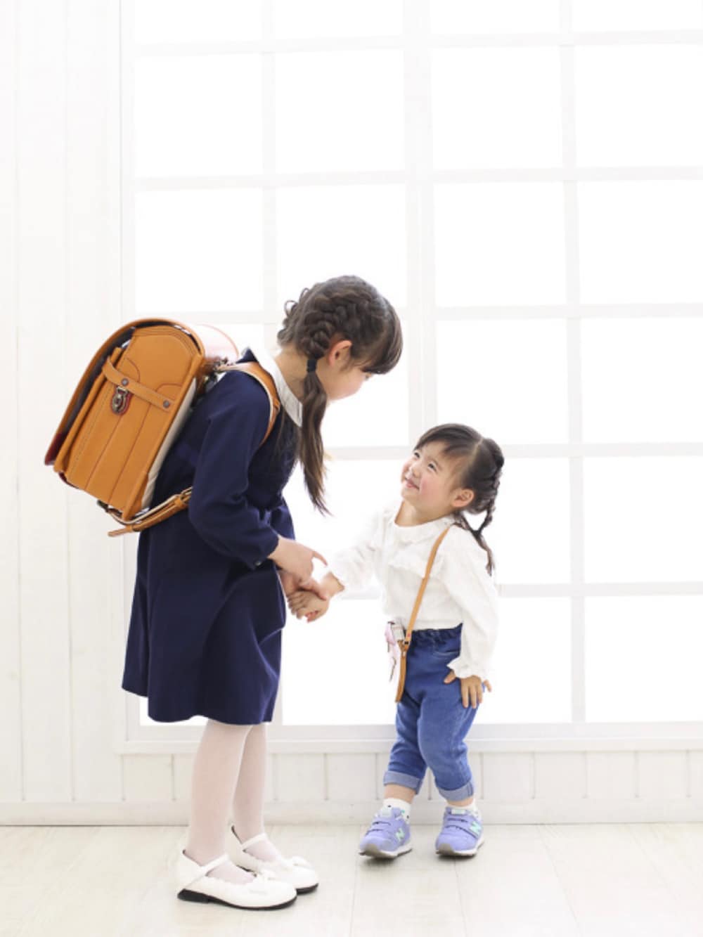 ブルー系のワンピース、ブラウン系のランドセルを着用したキッズの春コーディネートの2枚目の写真