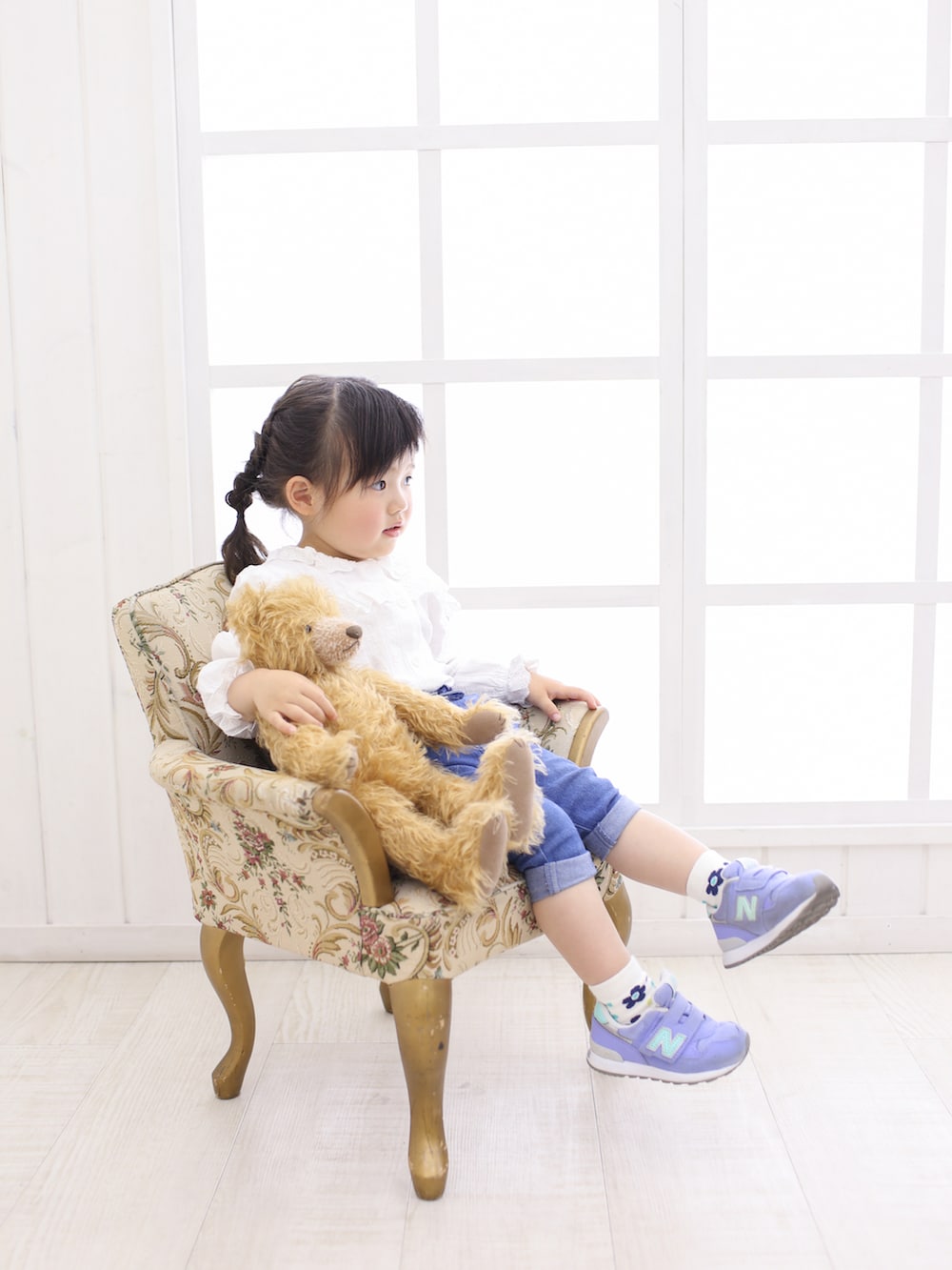 ブルー系のワンピース、ブラウン系のランドセルを着用したキッズの春コーディネートの3枚目の写真