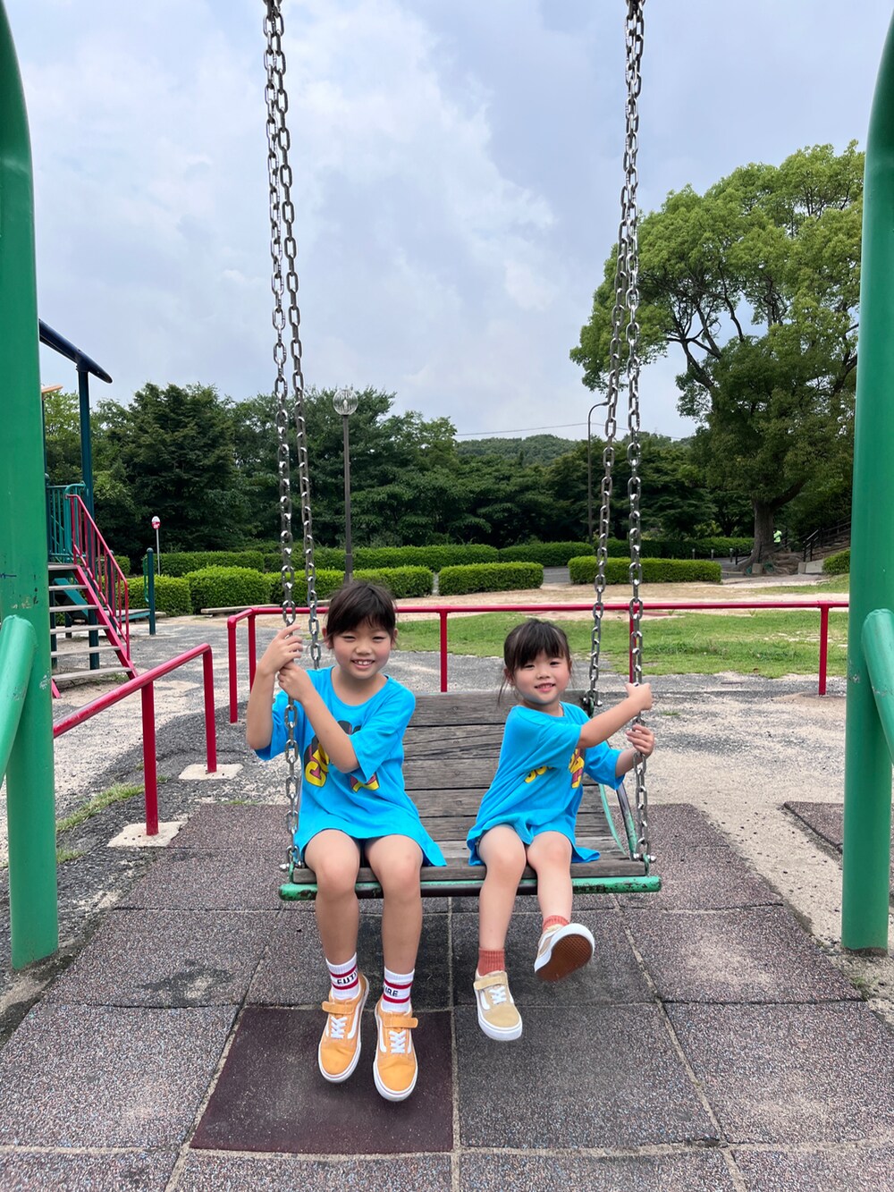 ブルー系のチュニック、ブルー系のチュニック、オレンジ系のスニーカーを着用したキッズの春コーディネートの2枚目の写真