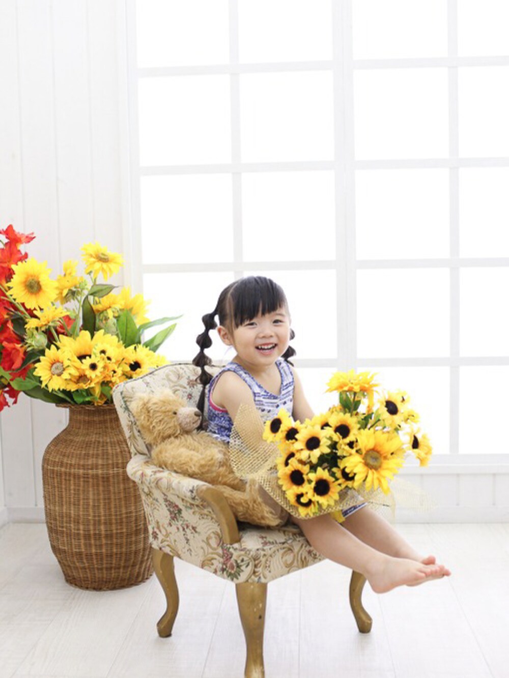 ブルー系のワンピースを着用したキッズの春コーディネートの3枚目の写真