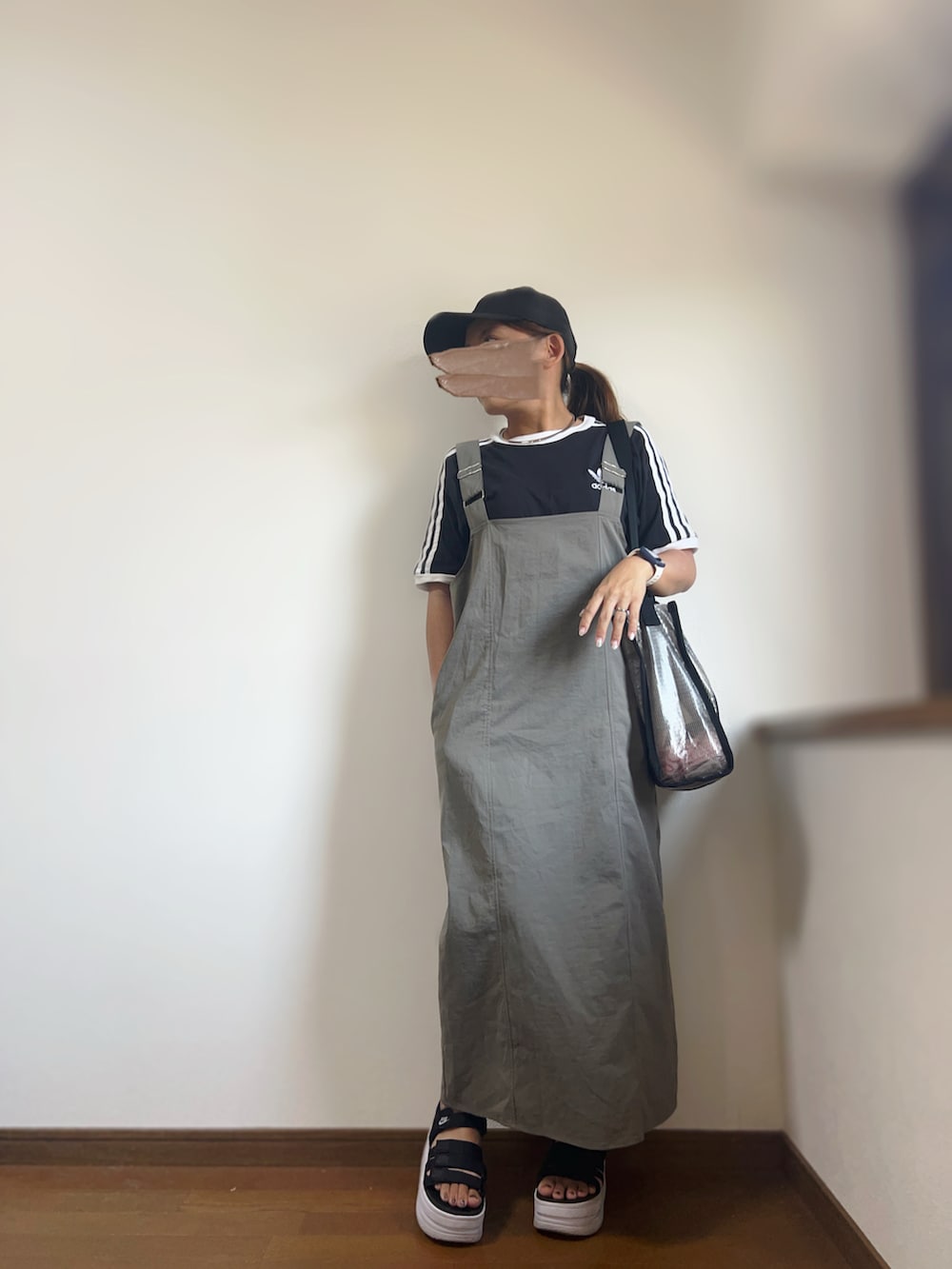 ブラック系のサンダル、ブラック系のショルダーバッグ、ブラック系のTシャツ/カットソーを着用したレディースの秋コーディネートの2枚目の写真