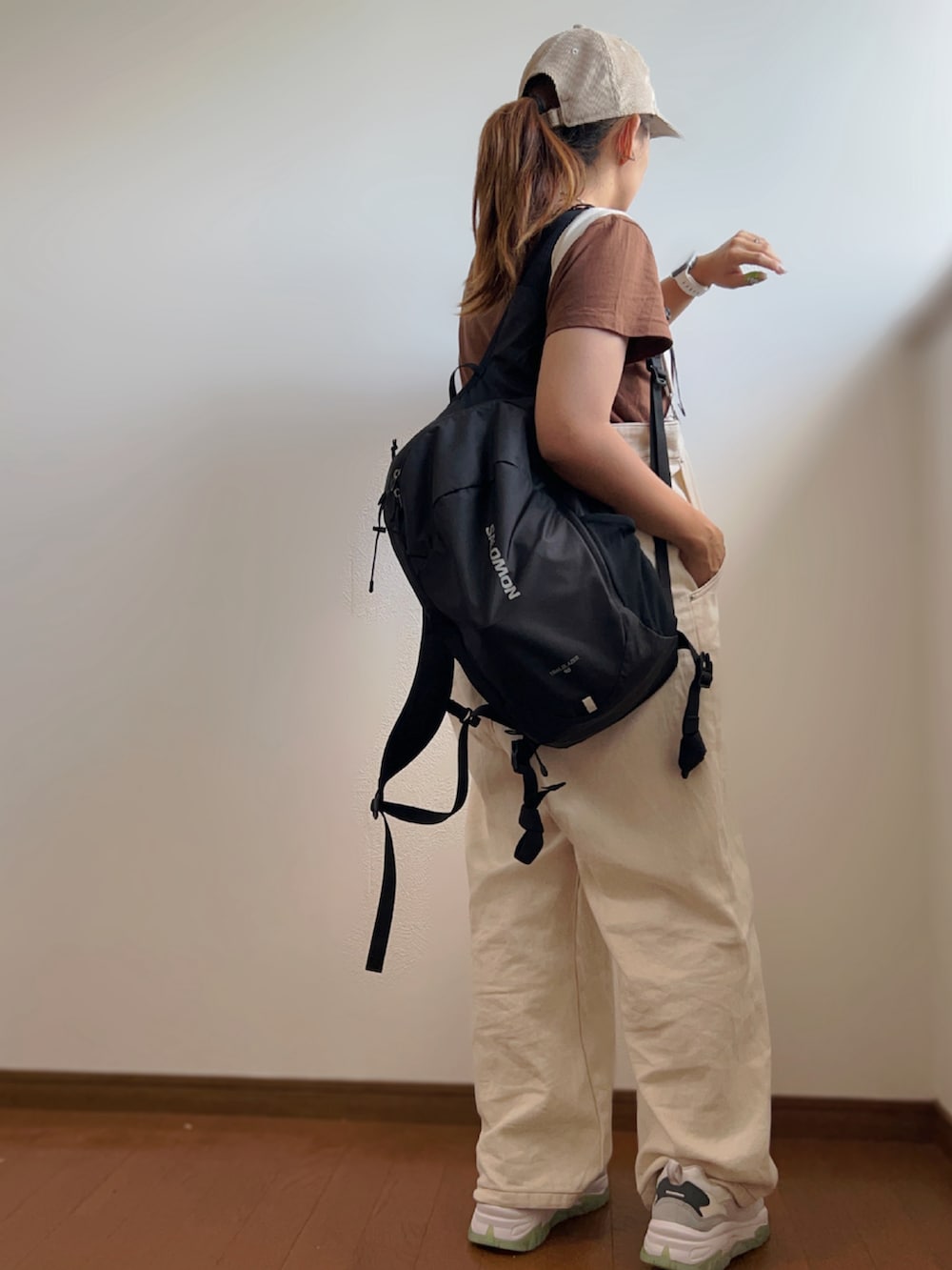 ブラウン系のTシャツ/カットソー、ブラック系のバックパック/リュック、ホワイト系のサロペット/オーバーオールを着用したレディースの秋コーディネートの4枚目の写真