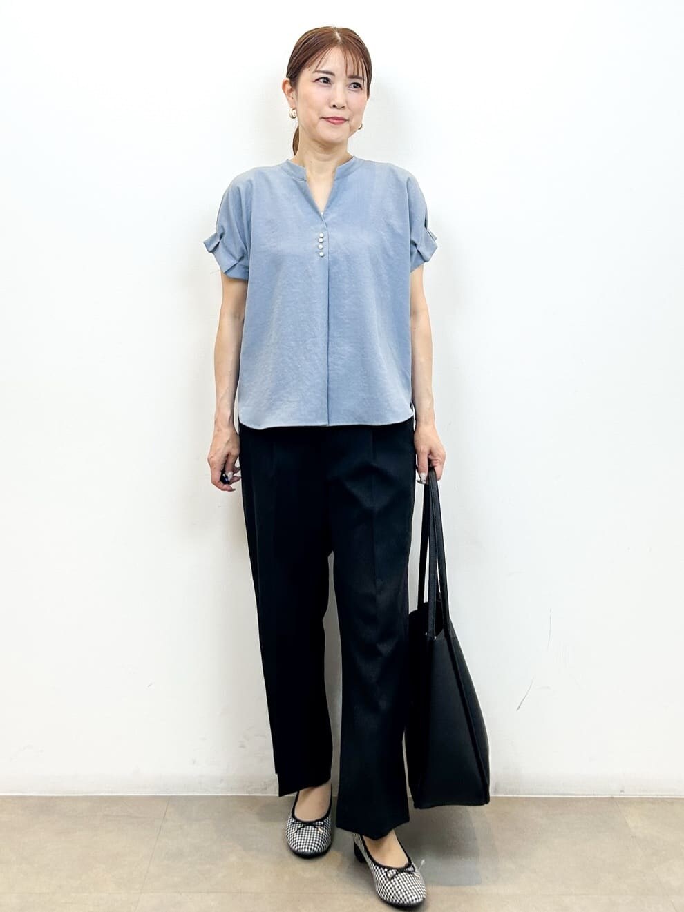 ブルー系のシャツ/ブラウス、ブラック系のその他パンツ、ブラック系のトートバッグを着用したレディースの夏コーディネートの2枚目の写真