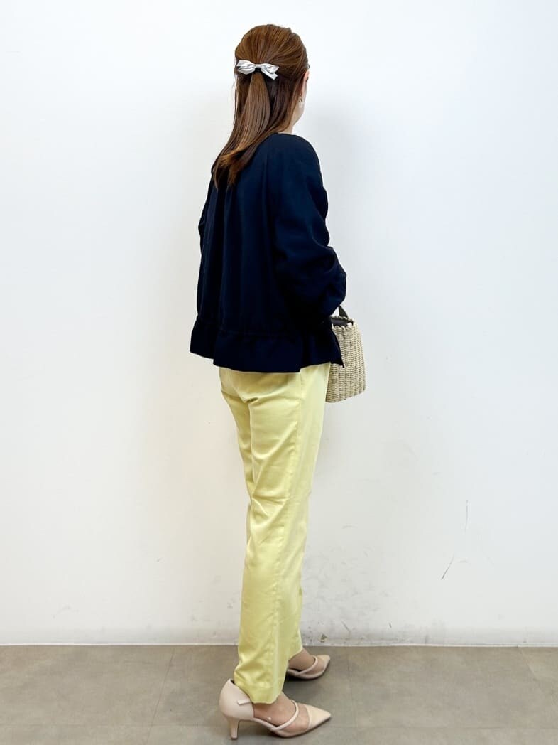 ブルー系のブルゾン、ホワイト系のTシャツ/カットソー、イエロー系のその他パンツを着用したレディースの春コーディネートの7枚目の写真