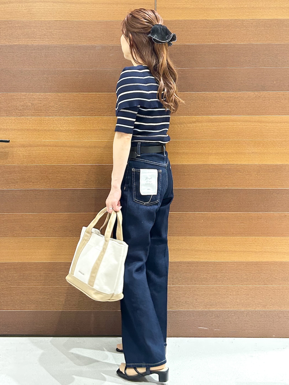 ブラック系のタンクトップ、ブルー系のその他パンツ、ブラック系のサンダルを着用したレディースの春コーディネートの6枚目の写真