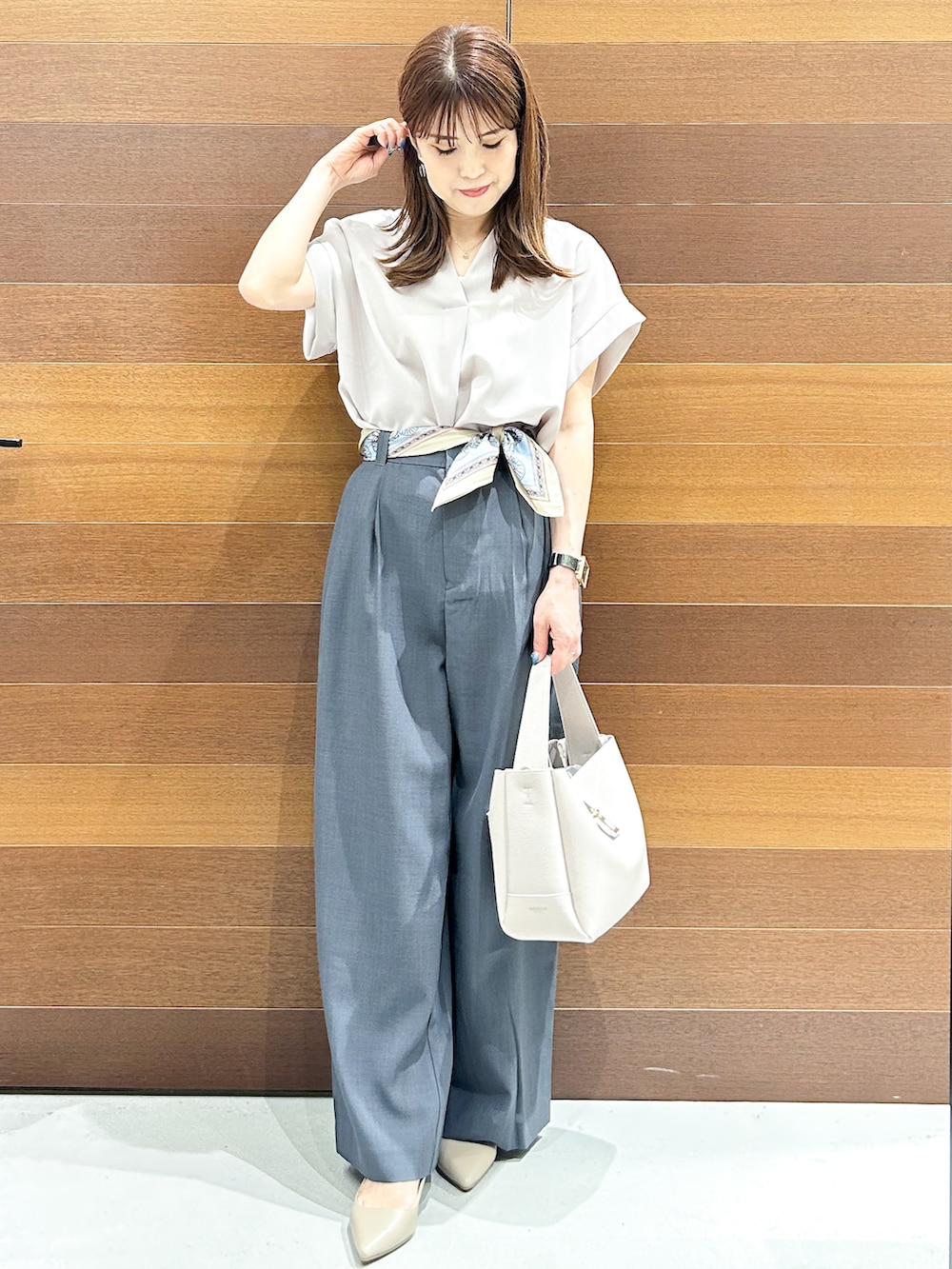ベージュ系のシャツ/ブラウス、グレー系のその他パンツ、グレー系のトートバッグを着用したレディースの夏コーディネートの2枚目の写真