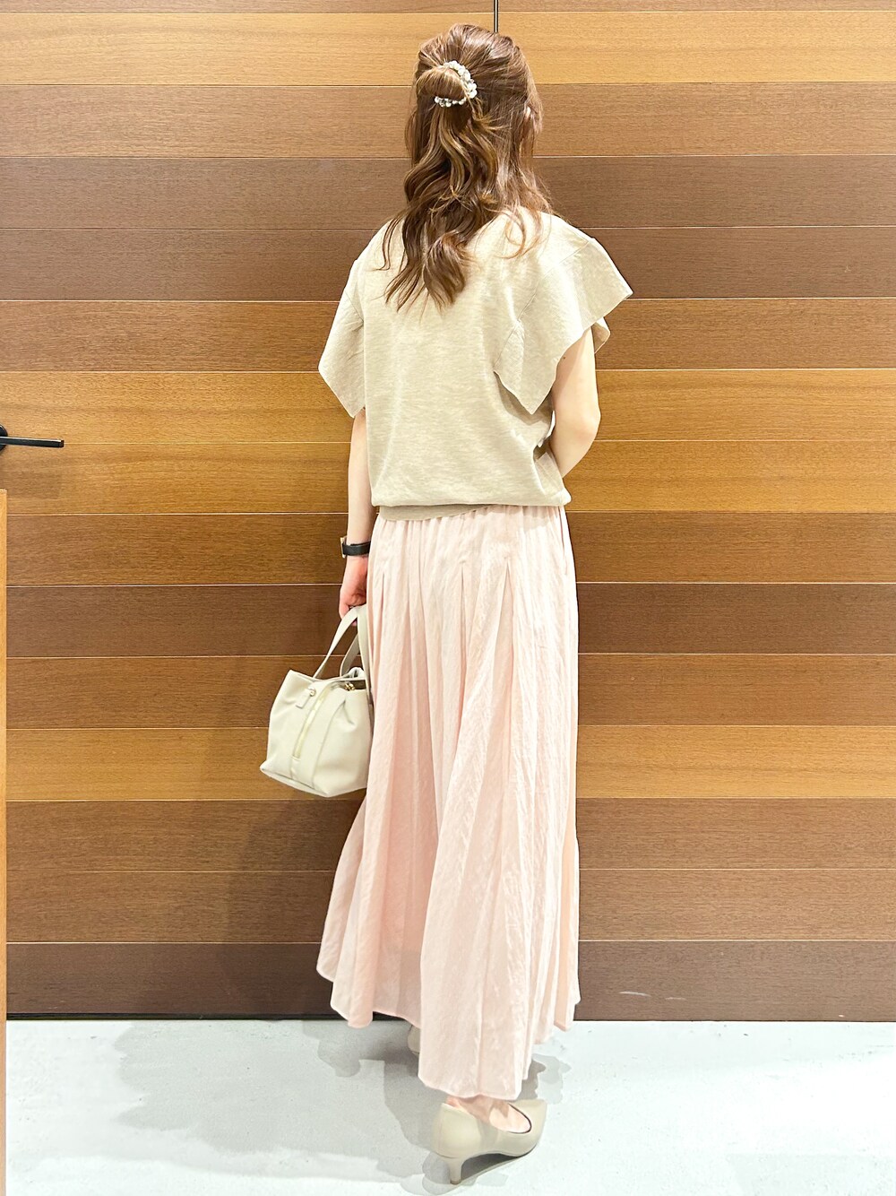 ベージュ系のニット/セーター、ピンク系のその他パンツ、グレー系のボストンバッグを着用したレディースの夏コーディネートの5枚目の写真