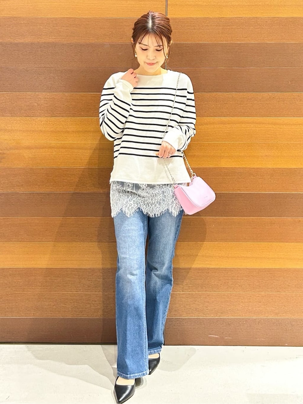 ブルー系のデニムパンツ、ブラック系のパンプス、ホワイト系のTシャツ/カットソーを着用したレディースの春コーディネートの7枚目の写真