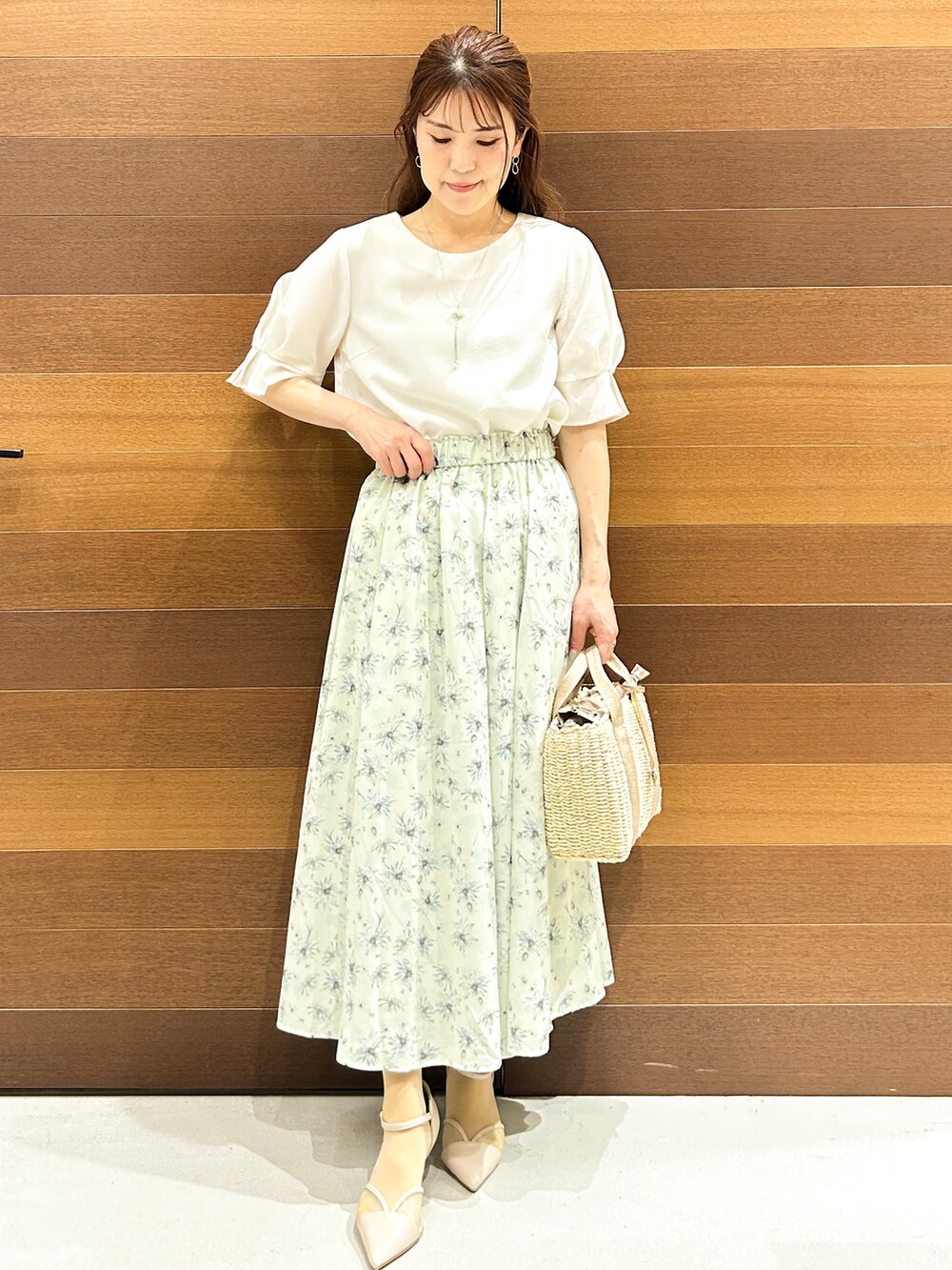 ベージュ系のパンプス、ベージュ系のトートバッグ、ホワイト系のシャツ/ブラウスを着用したレディースの春コーディネートの4枚目の写真