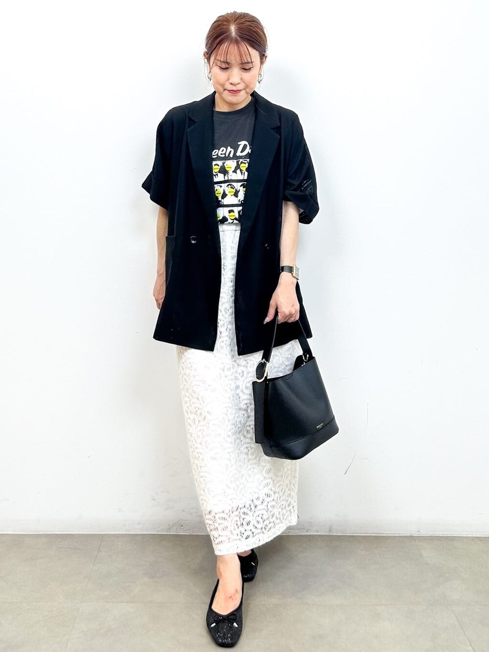 ブラック系のテーラードジャケット、グレー系のTシャツ/カットソー、ホワイト系のスカートを着用したレディースの夏コーディネートの9枚目の写真