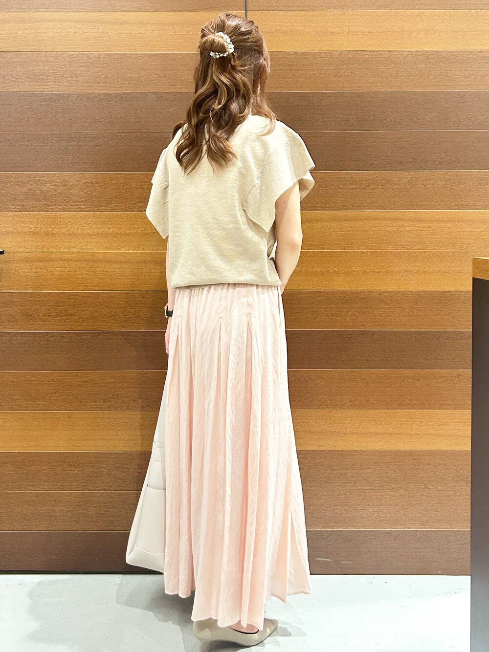 ベージュ系のニット/セーター、ピンク系のその他パンツ、グレー系のボストンバッグを着用したレディースの夏コーディネートの6枚目の写真