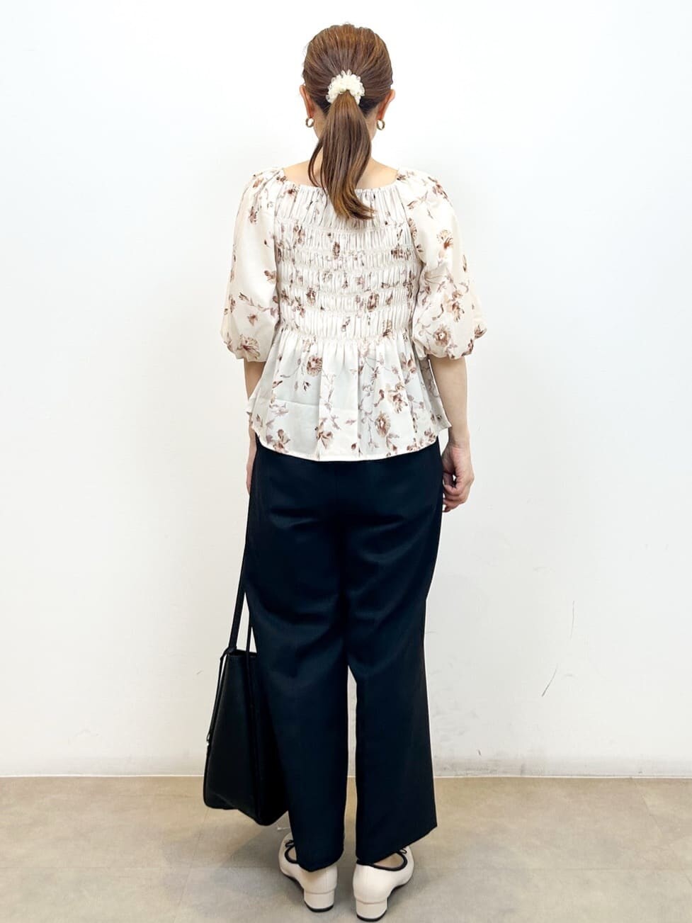 ベージュ系のシャツ/ブラウス、ブラック系のその他パンツ、ブラック系のトートバッグを着用したレディースの夏コーディネートの8枚目の写真