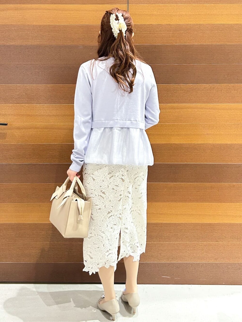 ベージュ系のパンプス、ブルー系のシャツ/ブラウス、ホワイト系のスカートを着用したレディースの春コーディネートの7枚目の写真