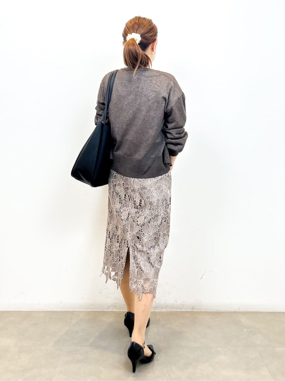 ブラウン系のカーディガン/ボレロ、ホワイト系のTシャツ/カットソー、ブラウン系のスカートを着用したレディースの夏コーディネートの4枚目の写真