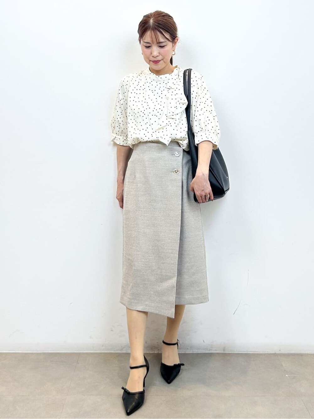 ベージュ系のシャツ/ブラウス、ベージュ系のスカート、ブラック系のトートバッグを着用したレディースの夏コーディネートの10枚目の写真