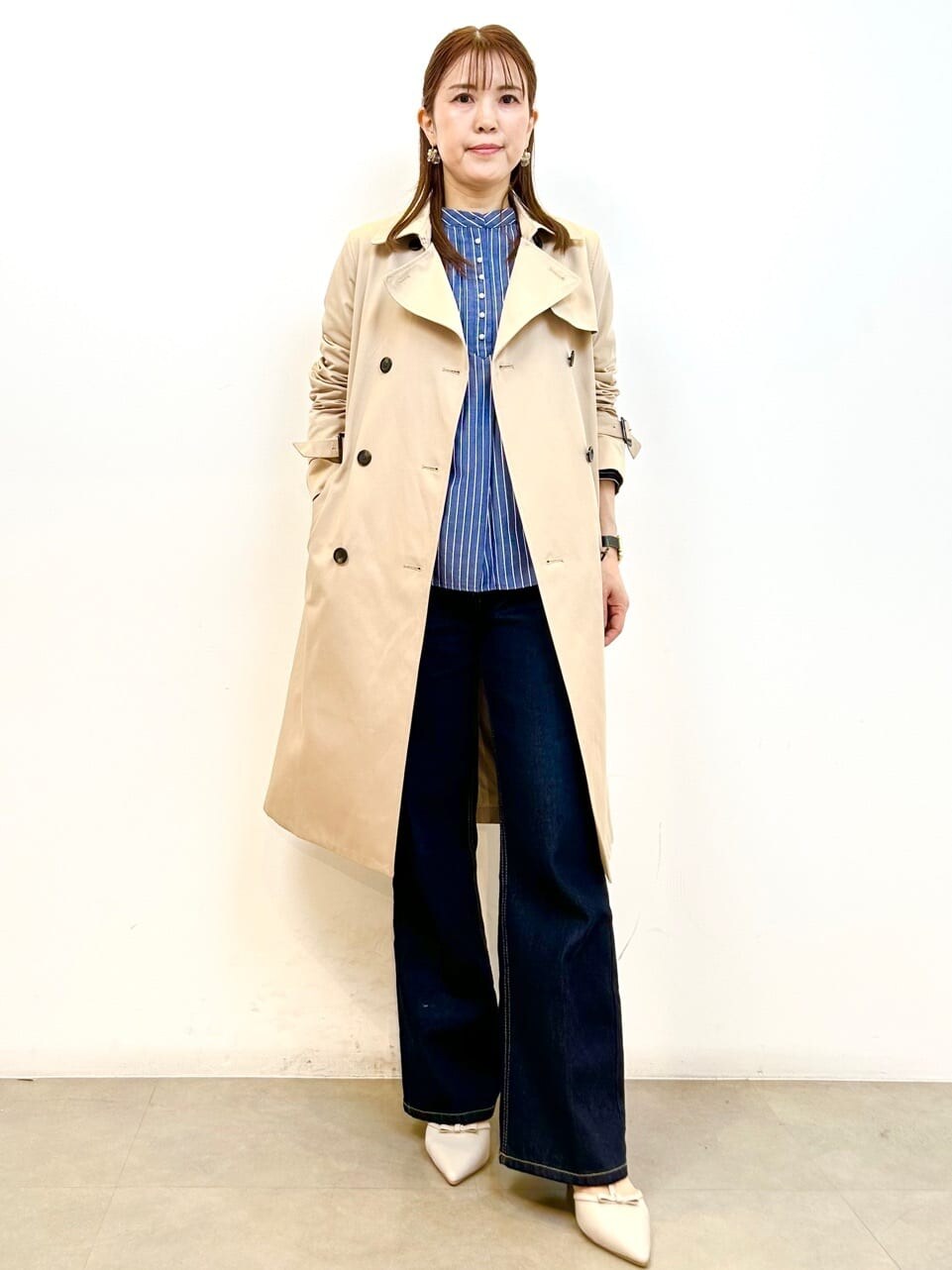 ブルー系のシャツ/ブラウス、ブルー系のその他パンツ、ベージュ系のトートバッグを着用したレディースの春コーディネートの6枚目の写真