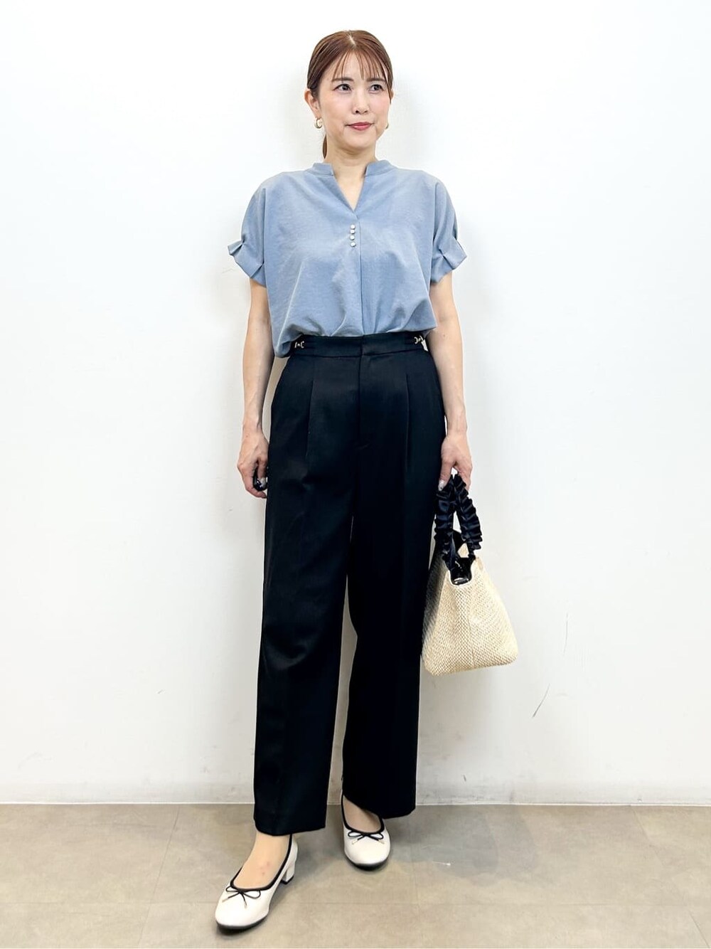 ブルー系のシャツ/ブラウス、ブラック系のその他パンツ、ブラック系のトートバッグを着用したレディースの夏コーディネートの2枚目の写真