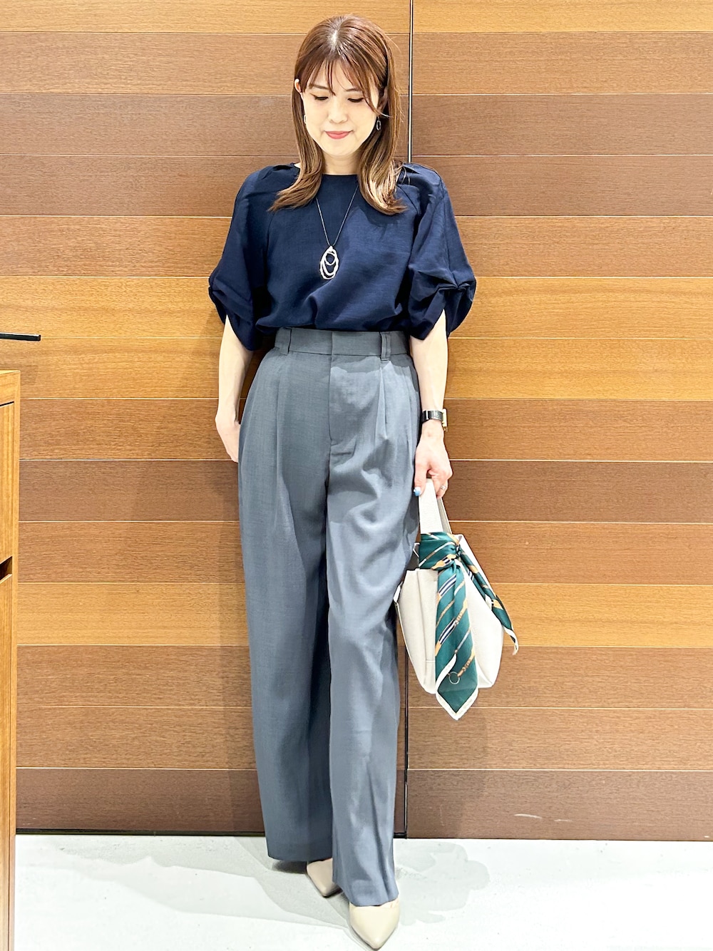ブルー系のシャツ/ブラウス、グレー系のその他パンツ、グレー系のトートバッグを着用したレディースの夏コーディネートの2枚目の写真