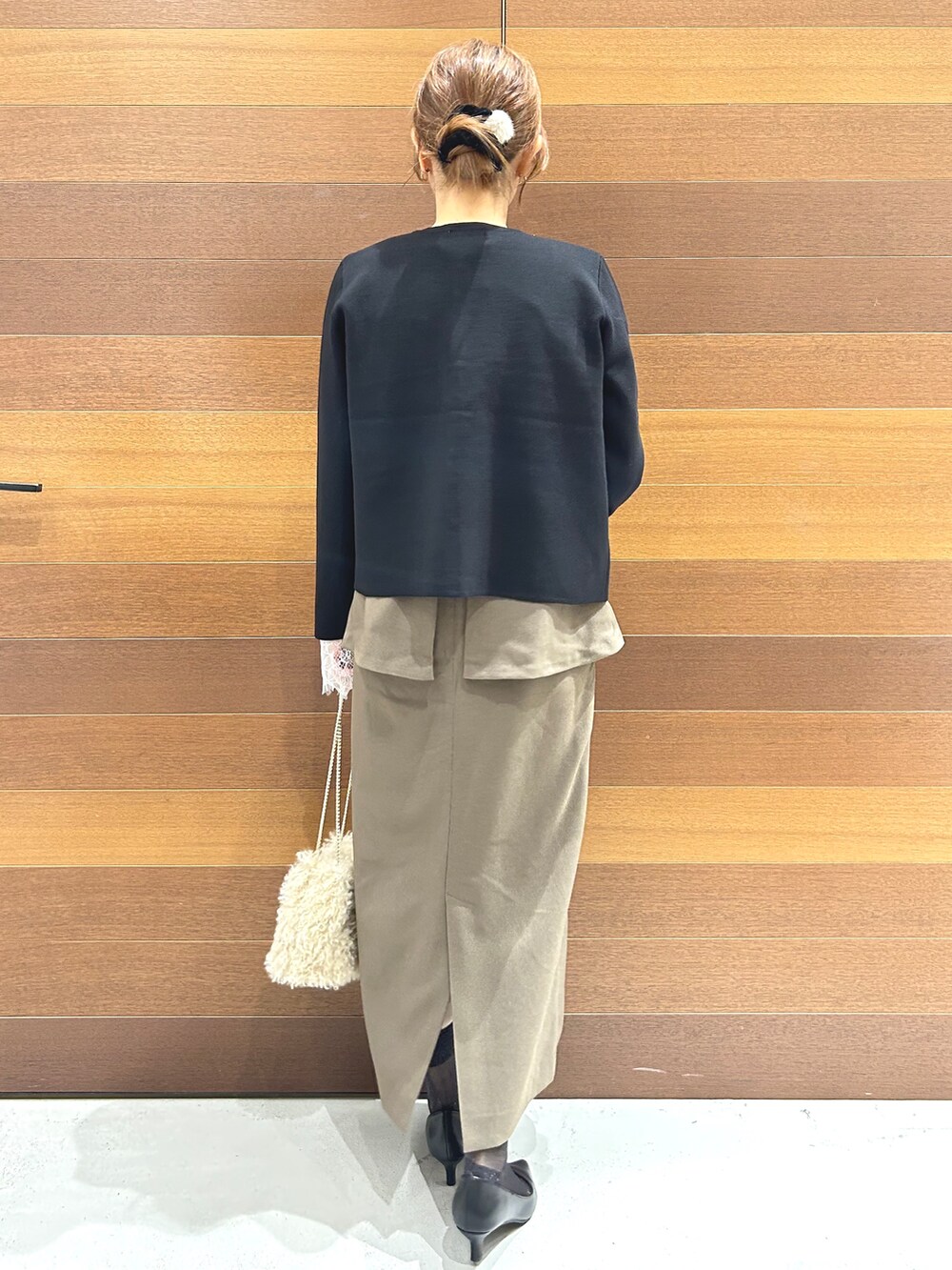 ブラック系のカーディガン/ボレロ、グレー系のTシャツ/カットソー、ブラウン系のワンピースを着用したレディースの秋コーディネートの6枚目の写真