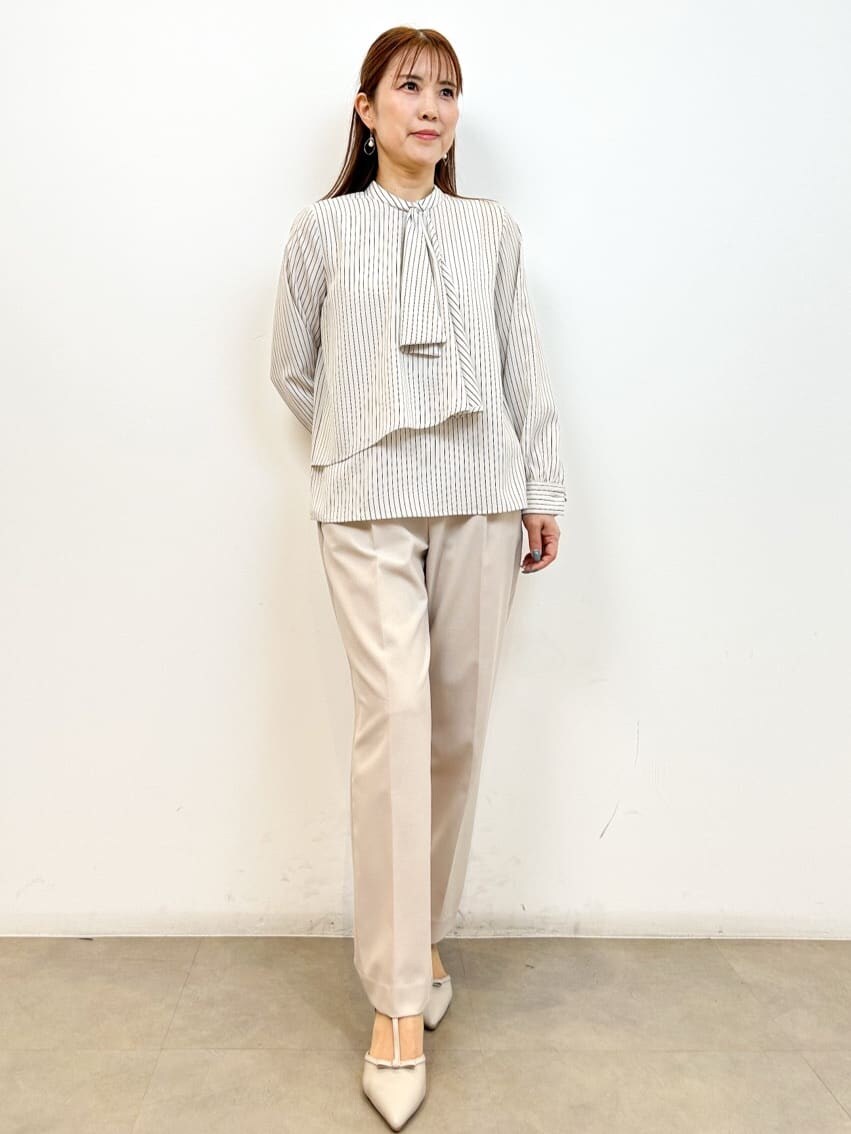 ベージュ系のノーカラージャケット、ベージュ系のシャツ/ブラウス、ベージュ系のその他パンツを着用したレディースの春コーディネートの6枚目の写真