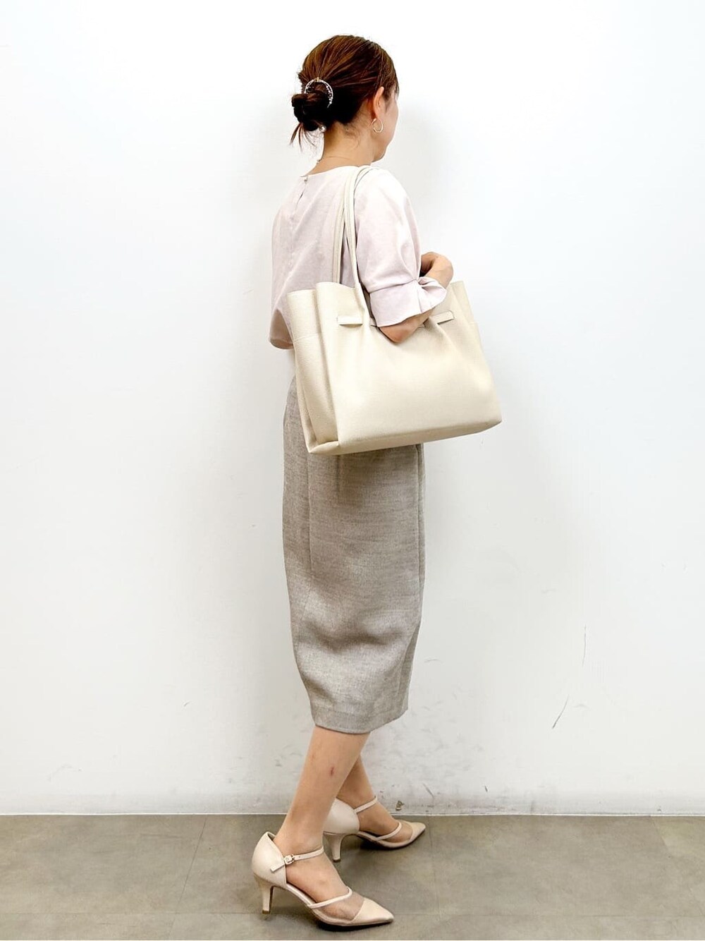 ピンク系のシャツ/ブラウス、ベージュ系のスカート、ホワイト系のトートバッグを着用したレディースの夏コーディネートの3枚目の写真