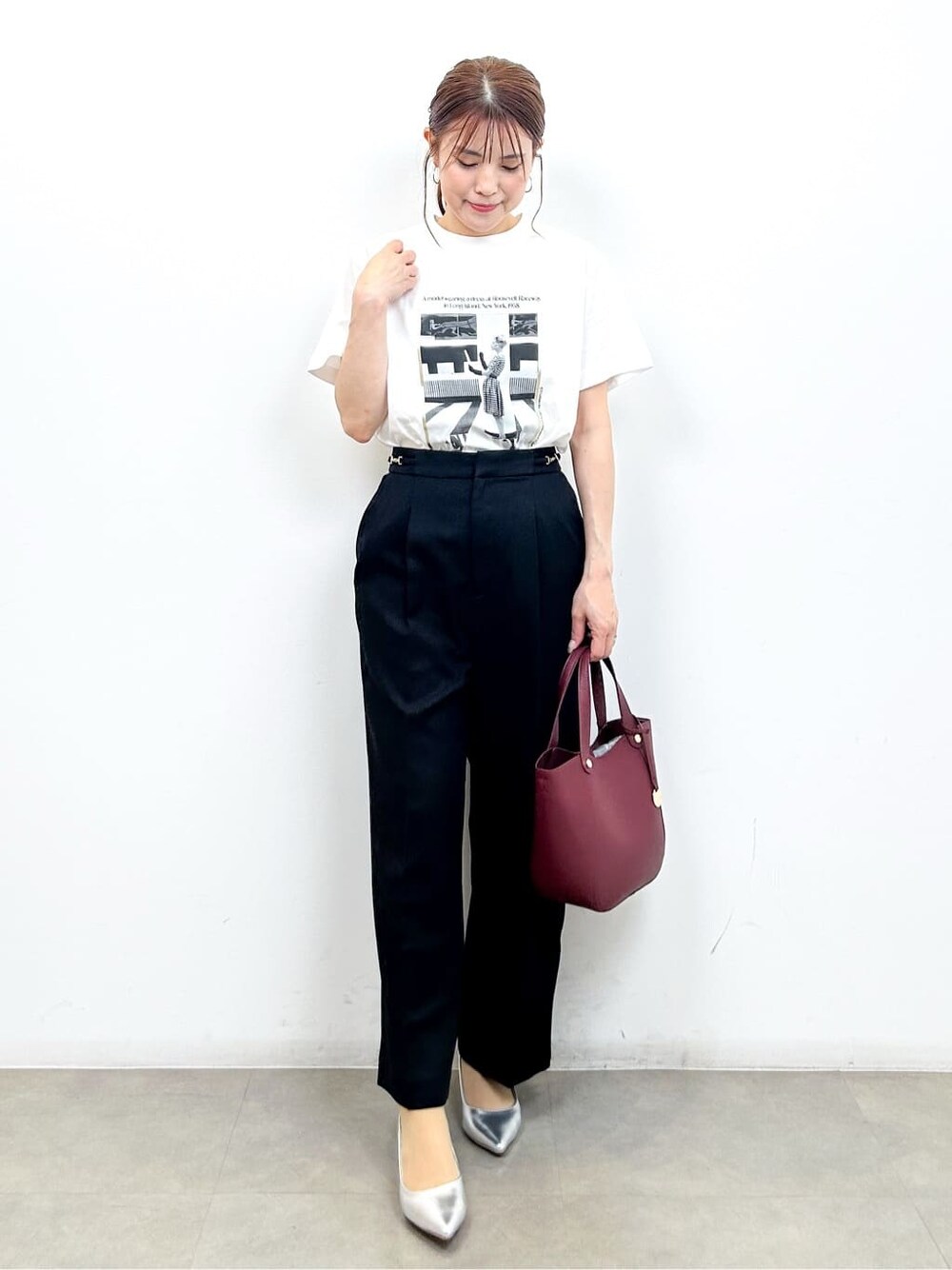ホワイト系のTシャツ/カットソー、ブラック系のその他パンツ、レッド系のトートバッグを着用したレディースの夏コーディネートの2枚目の写真