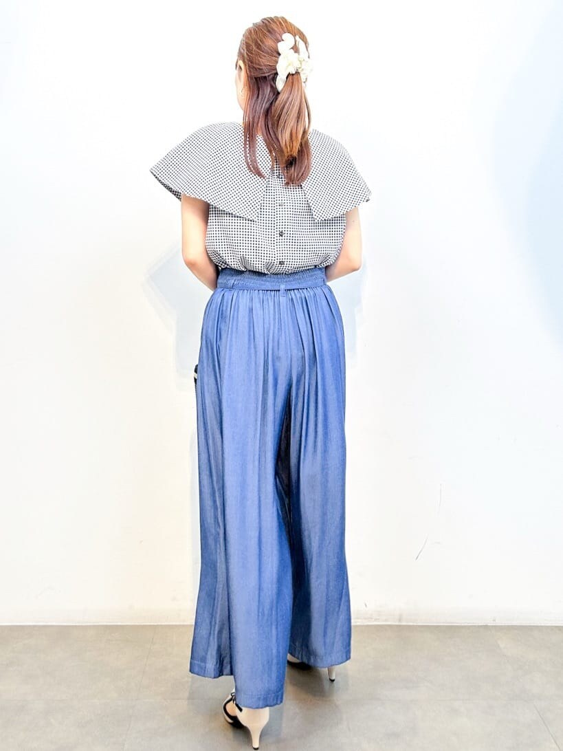 ホワイト系のシャツ/ブラウス、ブルー系のその他パンツ、ブラック系のトートバッグを着用したレディースの夏コーディネートの9枚目の写真