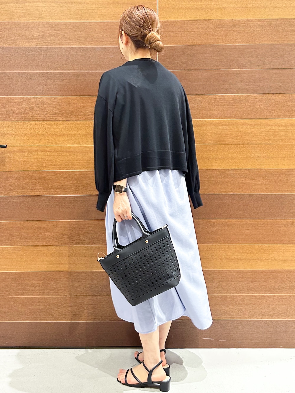 ブルー系のワンピース、ブラック系のトートバッグ、ブラック系のサンダルを着用したレディースの夏コーディネートの5枚目の写真