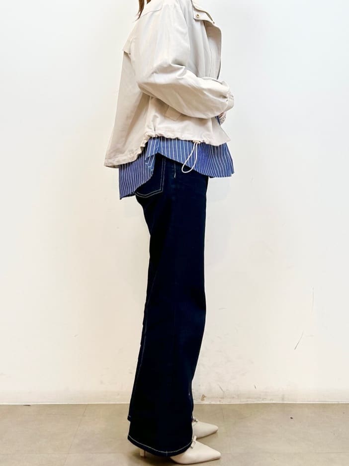 ベージュ系のブルゾン、ブルー系のシャツ/ブラウス、ブルー系のその他パンツを着用したレディースの春コーディネートの3枚目の写真