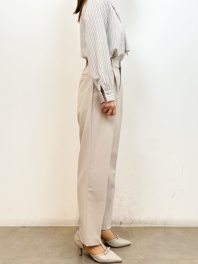 ベージュ系のシャツ/ブラウス、ベージュ系のその他パンツ、ベージュ系のパンプスを着用したレディースの春コーディネートの2枚目の写真