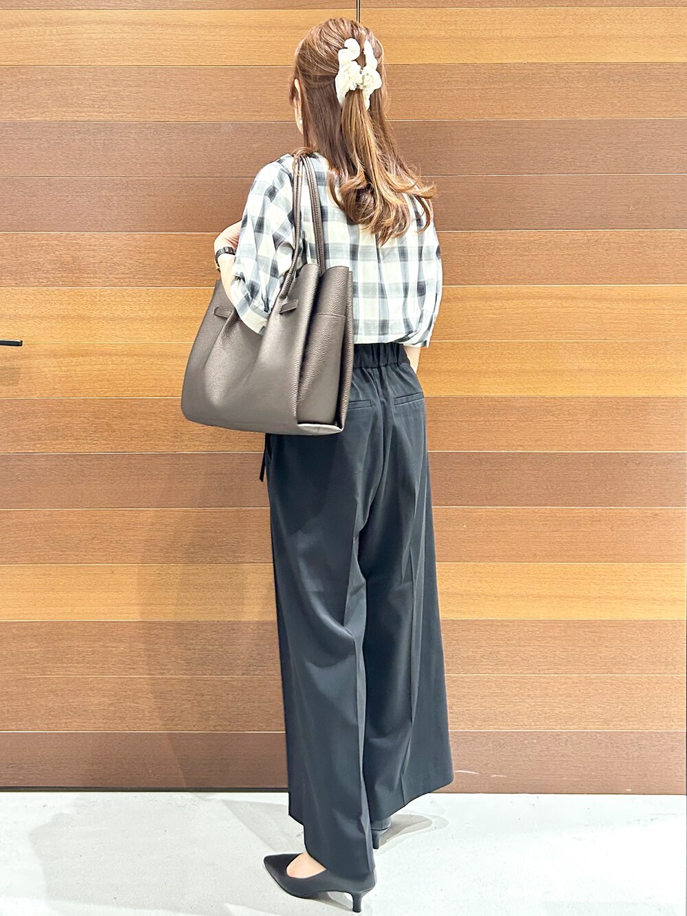 ホワイト系のシャツ/ブラウス、ブラック系のその他パンツ、その他のトートバッグを着用したレディースの夏コーディネートの4枚目の写真