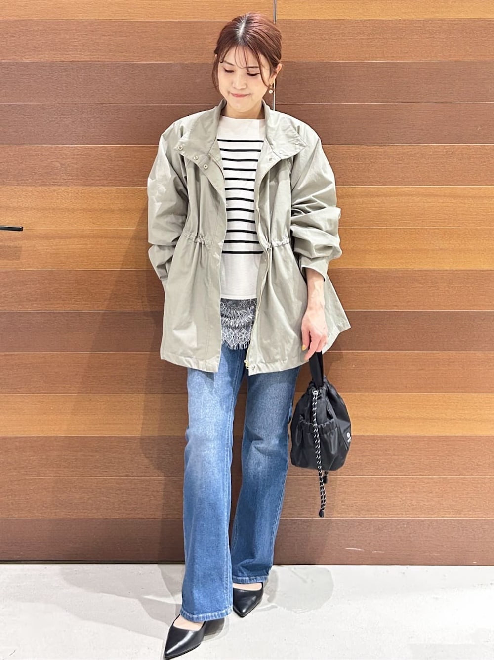 ブルー系のデニムパンツ、ブラック系のパンプス、ホワイト系のTシャツ/カットソーを着用したレディースの春コーディネートの3枚目の写真