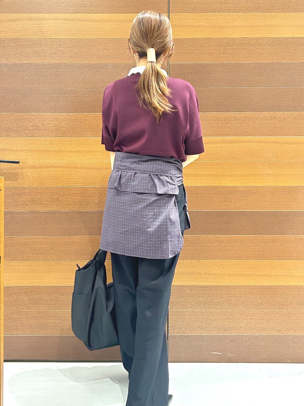 レッド系のニット/セーター、レッド系のシャツ/ブラウス、ブラック系のその他パンツを着用したレディースの秋コーディネートの7枚目の写真