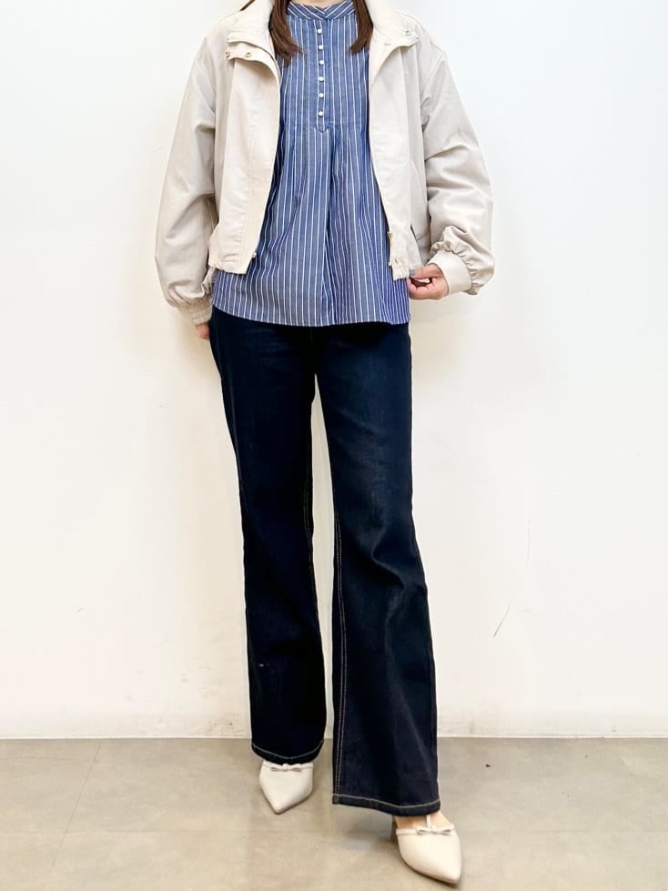 ベージュ系のブルゾン、ブルー系のシャツ/ブラウス、ブルー系のその他パンツを着用したレディースの春コーディネートの2枚目の写真