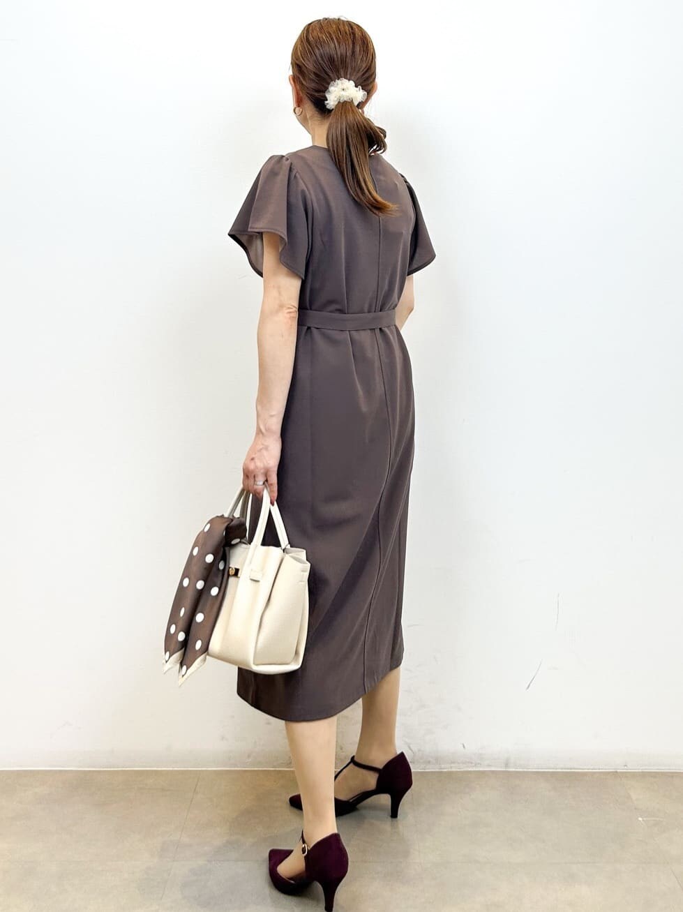 ブラウン系のワンピース、レッド系のパンプス、ブラウン系のバンダナ/スカーフを着用したレディースの夏コーディネートの4枚目の写真