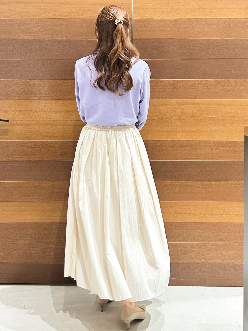 ベージュ系のパンプス、ベージュ系のスカート、ベージュ系のトートバッグを着用したレディースの春コーディネートの5枚目の写真