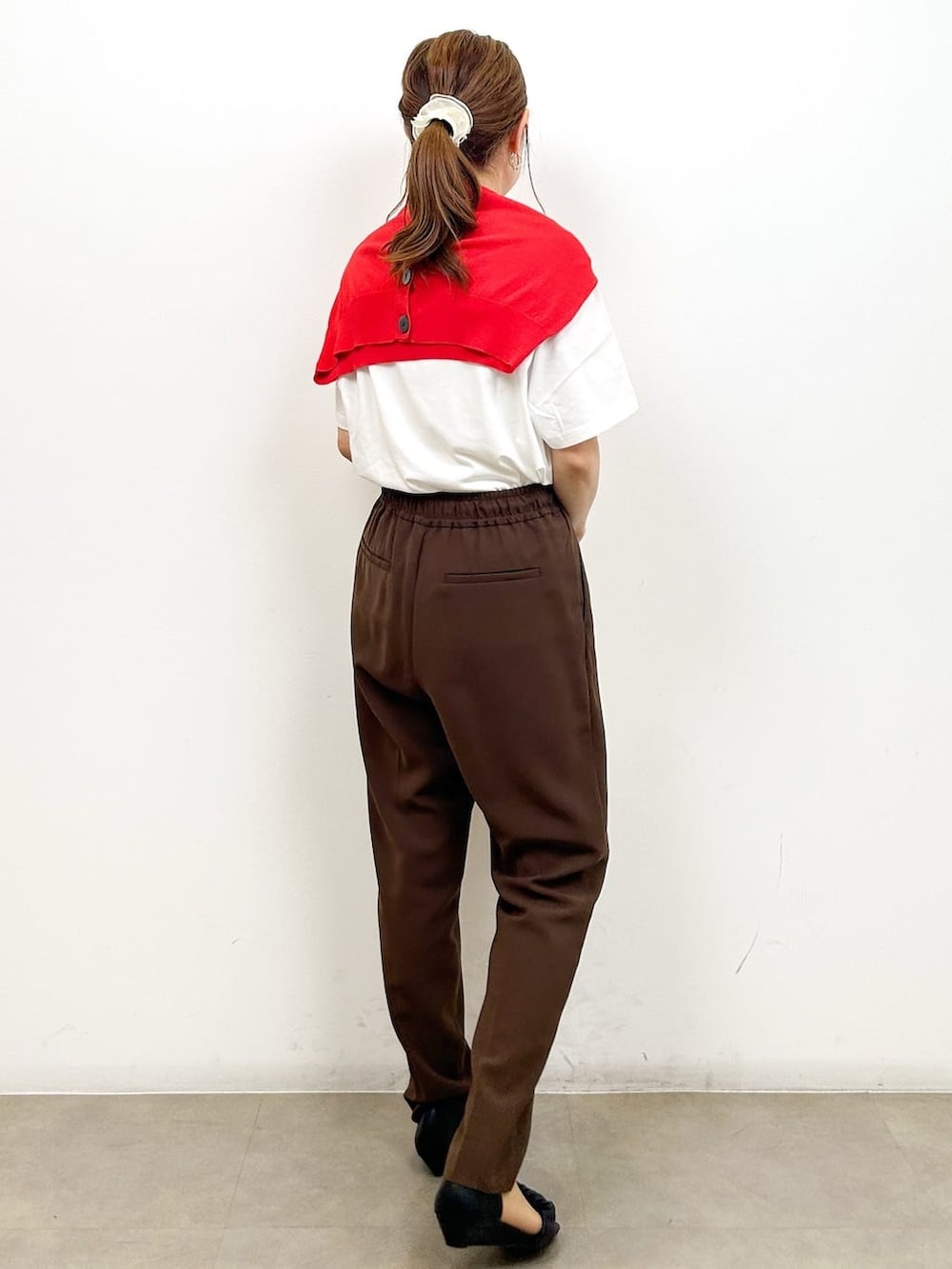 レッド系のカーディガン/ボレロ、ホワイト系のTシャツ/カットソー、ブラウン系のその他パンツを着用したレディースの夏コーディネートの7枚目の写真