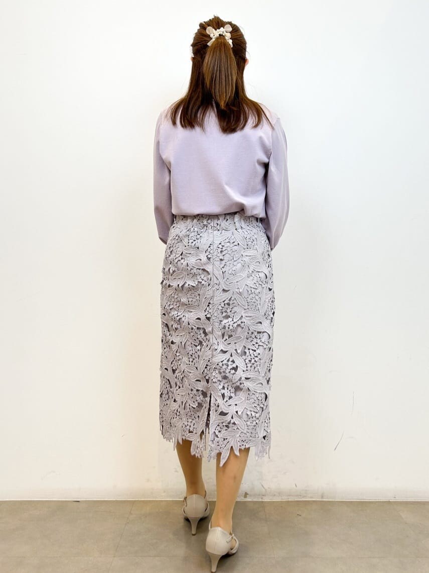 ベージュ系のノーカラージャケット、パープル系のニット/セーター、グレー系のスカートを着用したレディースの春コーディネートの4枚目の写真
