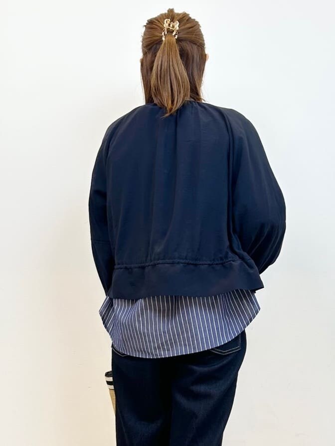 ブルー系のブルゾン、ブルー系のシャツ/ブラウス、ブルー系のその他パンツを着用したレディースの春コーディネートの5枚目の写真
