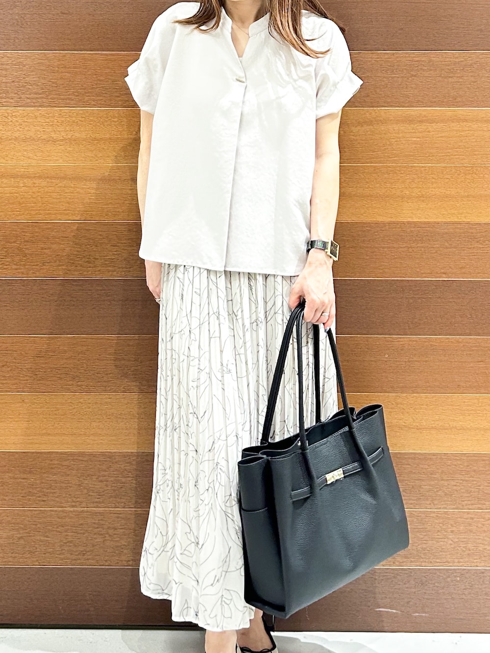 ベージュ系のシャツ/ブラウス、ブラック系のトートバッグ、ベージュ系のパンプスを着用したレディースの夏コーディネートの7枚目の写真